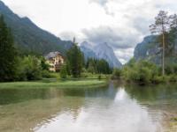 Die Rienz fließt breitflächig aus dem Toblacher See ab